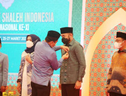 Fadly Amran Terima Anugerah FASI XI