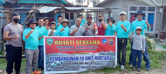 Diskominfo, Wartawan dan Humas Polres Kerja Bakti Bangun Huntara