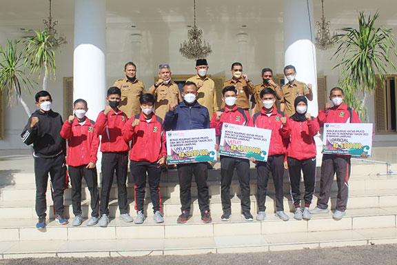 Gubernur Serahkan Bonus untuk Atlet Karate PPLP
