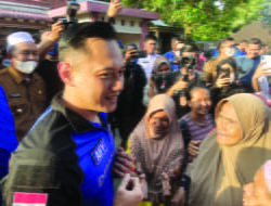 AHY Serahkan Bantuan 50 Huntara Untuk Korban Gempa Pasbar