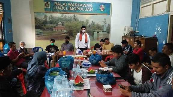 Puluhan Wartawan Buka Puasa Bersama Irfendi Arbi, THR Sembako Ikut Dibagikan