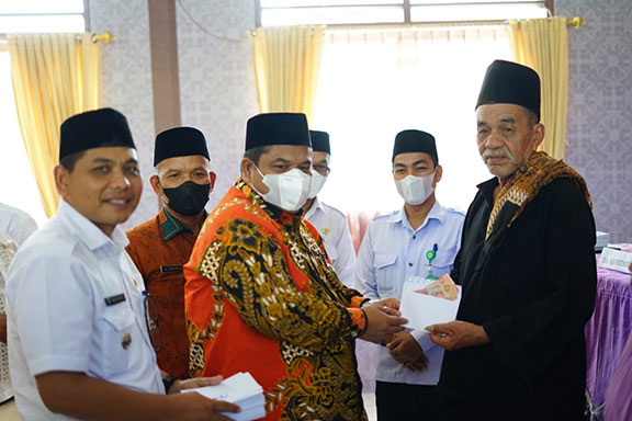 Di 17 Kecamatan, Pemkab Padang Pariaman Serahkan Zakat Fitrah dan Zakat Profesi