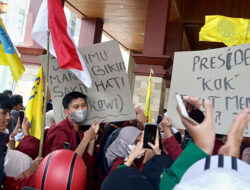 Mahasiswa Geruduk Kantor DPRD Dharmasraya