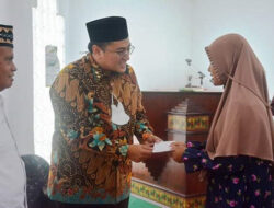 Pengurus Masjid Nurul Amin Berikan Beasiswa Rp53,9 Juta