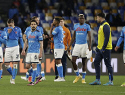 Napoli Kembali Sia-Siakan Kesempatan