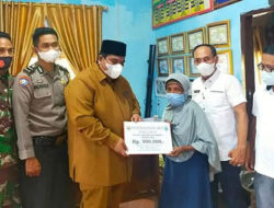 Bupati Serahkan BLT Perdana Tahun 2022