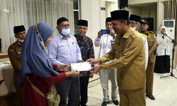 Pariaman Salurkan Rp372 Juta Zakat Penghasilan PNS