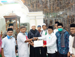 Sekwan Serahkan Bantuan untuk Masjid Al- Huda Maninjau