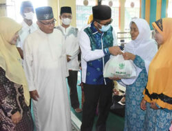 295 KK Terima Sembako dari BMKT Masjid Nurul Ihsan