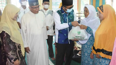 295 KK Terima Sembako dari BMKT Masjid Nurul Ihsan