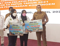 Wagub Serahkan Bonus Atlet Berprestasi