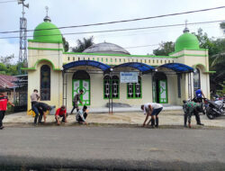 Goro Bersih-Bersih Masjid di Kampung Pancasila Bersama Koramil 06/Barabai