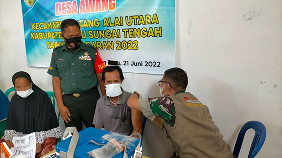 Serbuan Vaksin Tim Mobile Kodim 1002/HST di Desa Awang