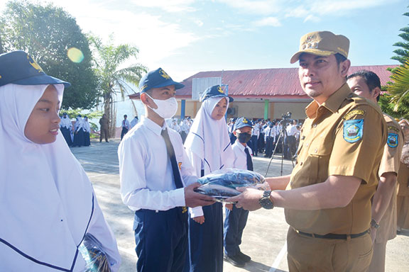 Wako Bagikan Seragam Gratis untuk Siswa Baru
