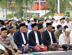 Ribuan Warga Salat Id di Kantor Gubernur