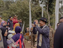 Bupati Epyardi Asda Rayakan Kemerdekaan di Puncak Gunung Talang