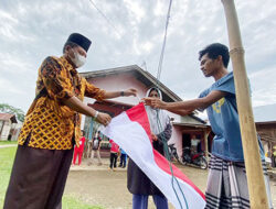 Jelang HUT RI Ke-77, Irfendi Arbi Bagi-bagi Bendera Merah Putih 