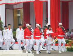 Warga Antusias Saksikan Pengibaran Bendera