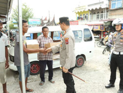 Kapolres Padang Pariaman Bagikan Paket Sembako kepada Masyarakat