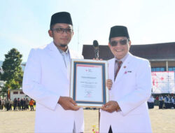 Hendri Septa Terima Penghargaan Lencana Jasa Pratama PMI Padang
