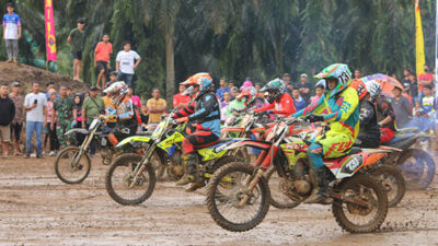 Penonton Motocross Grasstrack Padati Sirkuit HIC Nagari Aua Kuning