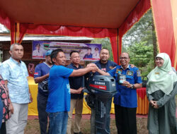 H.M.Nurnas Berikan Bantuan Mesin Tempel untuk Nelayan Sungai Limau