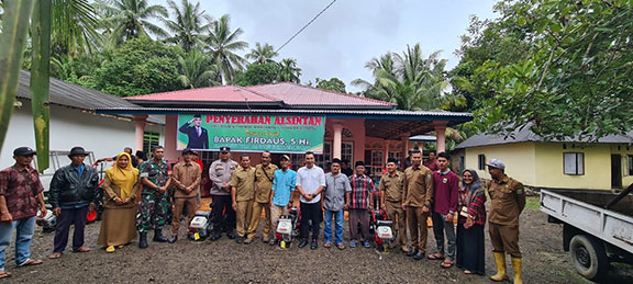 Firdaus Bantu Handtraktor untuk Petani Padangpariaman