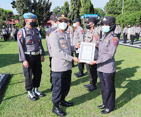 Kapolres Payakumbuh Berikan Penghargaan Kepada Personel Berprestasi