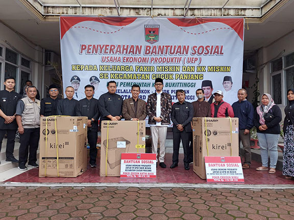 Ratusan Warga di Guguk Panjang Terima Bansos