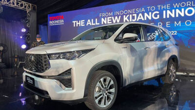 Toyota Produksi Mobil Hybrid di Indonesia