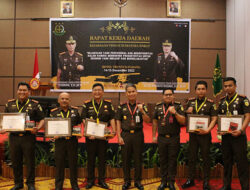 Kejari Pasbar Terima Penghargaan Kinerja Terbaik