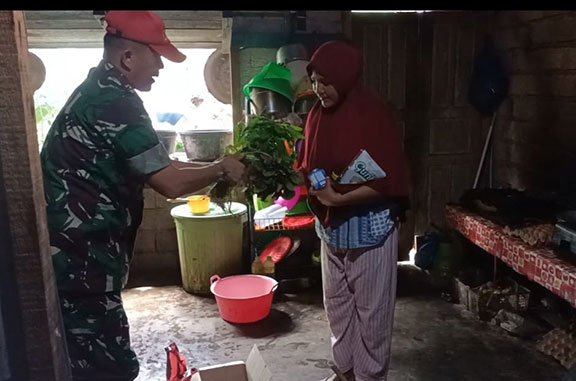 Babinsa Nagari Ampalu Bagikan Sembako 