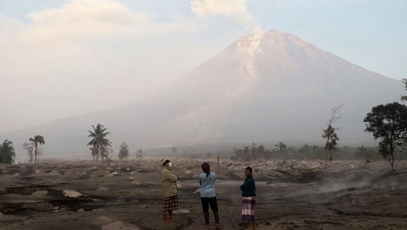 Gunung Semeru Masih Erupsi, Warga Diminta Jauhi Zona Merah