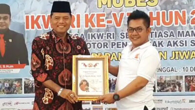 Tokoh Peduli Insan Pers, Irfendi Arbi Raih IKW RI Award