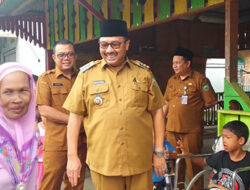 Tinjau Pembangunan Jalan , Bupati Benny Utama “Dikeroyok Emak emak”
