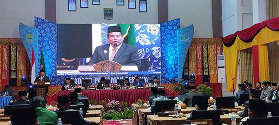 SUASANA Rapat Paripurna Peringatan Hari Jadi Kabupaten Padang Pariaman Ke-190, di Hall Ibu Kota Kabupaten di Kawasan Parit Malintang, pada Rabu (11/1).