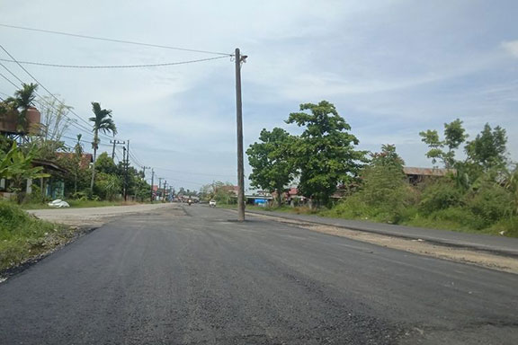 Tiang Listrik Ditengah Jalan, Proyek Jalan Raya Kurao Padang Diduga Asal-asalan