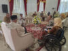 GUBERNUR Sumbar, Mahyeldi menerima kunjungan PPDI Sumbar di Istana Gubernuran, Selasa (10/1). Pada kesempatan itu, ia berkomitmen untuk menyiapkan akses bagi penyandang disabilitas di gedung-gedung perkantoran Pemprov Sumbar.