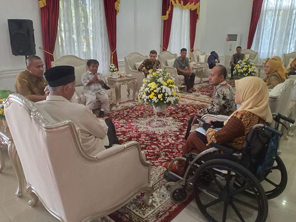 GUBERNUR Sumbar, Mahyeldi menerima kunjungan PPDI Sumbar di Istana Gubernuran, Selasa (10/1). Pada kesempatan itu, ia berkomitmen untuk menyiapkan akses bagi penyandang disabilitas di gedung-gedung perkantoran Pemprov Sumbar.