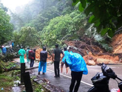 Panorama I Longsor, Lalu Lintas Padang – Solok Macet Total