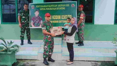 Koramil 08/Batipuh Bagikan Paket Makanan Tambahan