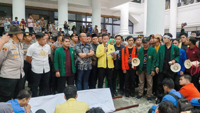 Terkait UU Ciptaker,  BEM SI Gelar Unjuk Rasa di DPRD Sumbar