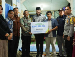 Fadly Amran Serahkan Santunan BPJS Ketenagakerjaan kepada Ahli Waris Zulhelmi