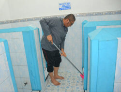 Hendri Septa Wakafkan Diri Bersihkan Toilet Masjid
