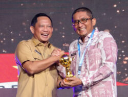 Wako Hendri Septa Terima Penghargaan UHC Award
