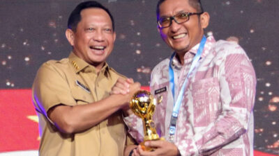 Wako Hendri Septa Terima Penghargaan UHC Award