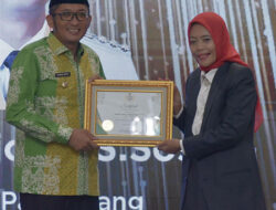 Hendri Septa Terima Penghargaan Baznas Award 2023