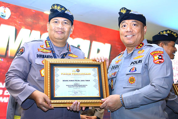 Penghargaan Kadiv Humas Pada Saat Rakernis Humas Polri