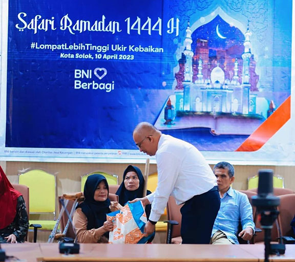 BNI Berbagi Salurkan 100 Paket Bantuan