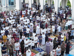 Pelaksanaan Salat Idulfitri di Islamic Center Membludak